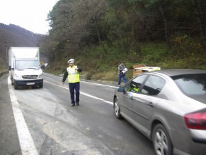 Valea Oltului blocată o oră de prăbuşirea de stânci la limita dintre Sibiu şi Vâlcea