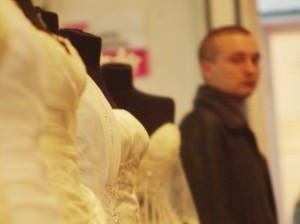 galerie foto: sute de rochii de mireasă la preţuri de criză - maşinile de epocă, atracţia bărbaţilor la târgul de nunţi
