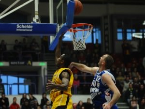 FOTO: CSU Sibiu a învins fără emoții Brașovul cu 101-60. Clavon a fost huiduit de fani