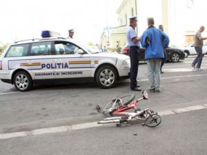 o biciclistă a fost lovită cu uşa în faţă de un şofer sibian neatent