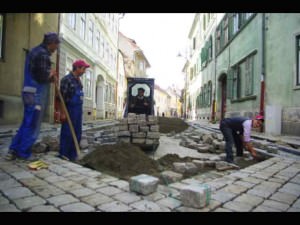 lucrările de reparaţie şi modernizare a străzilor continuă