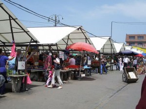 pieţele din oraş sunt "full" de comercianţi în opinia primăriei