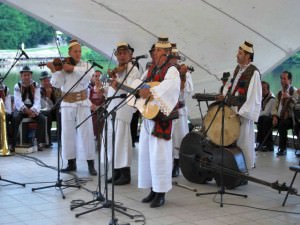 Începe festivalul "Tarafuri şi fanfare". Ansambluri renumite vin în Dumbrava Sibiului