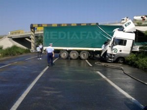 un tir cu lemne din bulgaria a blocat valea oltului cateva ore