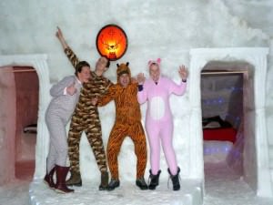 foto - turişti americani, englezi şi francezi de revelion la ice hotel
