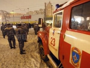 video - un mort şi 13 răniţi în urma prăbuşirii acoperişului unui hipermarket la sankt petersburg