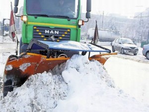 Şase utilaje deszăpezesc Sibiul după ninsoarea de joi noapte