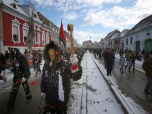 lolele vor alunga din nou iarna grea şi spiritele rele, săptămâna aceasta la sibiu