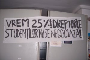 UPDATE FOTO: Studentii din Sibiu sunt în grevă japoneză! 4000 de banderole împărţite în facultăţi