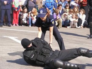 exerciţii demonstrative cu poliţişti în faţa cercului militar