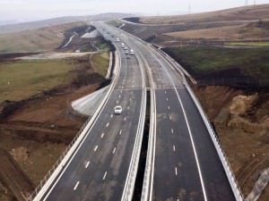 Iată cine face autostrada Sibiu – Orăştie: Strabag, Asocierea Straco Grup SRL - Studio Corona SRL Civil Engineering, Impregilo SpA şi Asocierea Astaldi SpA – Euroconstruct Trading '98 SRL – Astalrom SA!