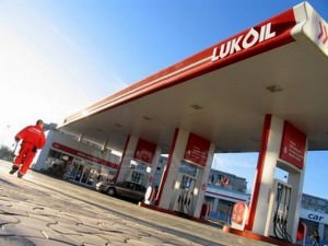 scandal în benzinăria lukoil de la şelimbăr cu un şofer beat în rolul principal