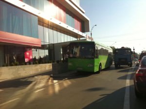 TOPUL MÂRLANILOR: Piaţa Unirii blocată de un autocar parcat aiurea în faţă la Ramada