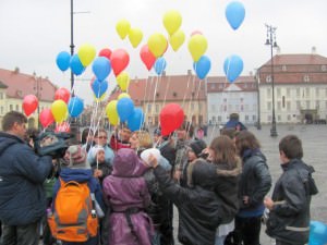 sute de baloane eliberate spre cer în piaţa mare