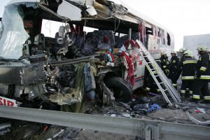 VIDEO-FOTO UPDATE: Un autocar Atlassib s-a ciocnit de un camion în Ungaria. 4 romani morti, 23 de raniti