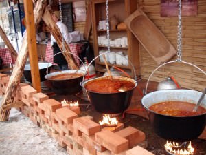 concurs de preparare de gulyás şi dansuri maghare la zilele hungarikum