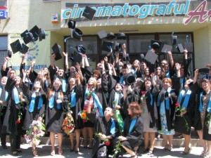 foto - 250 de studenţi au absolvit la roger