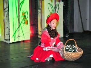 scufiţa roşie transpusă într-o operă pentru copii la teatrul gong