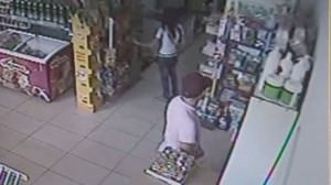 video - tânăr din sibiu, înregistrat în timp ce fura cosmetice dintr-un magazin. le-a băgat în pantaloni