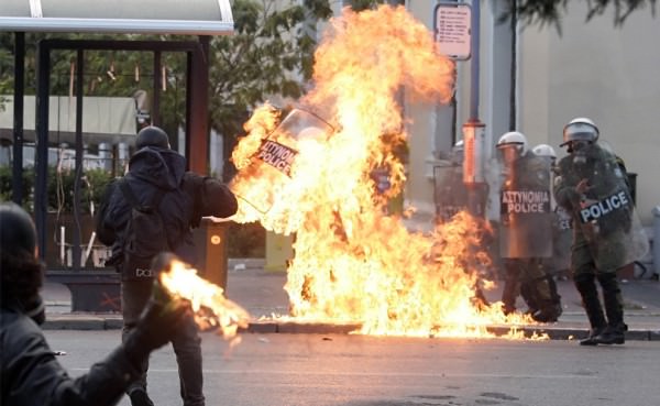 cel puţin 54 de răniţi şi 40 de incendii în urma protestelor din grecia
