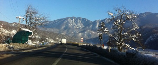 trafic închis complet pe valea oltului pe dn7 din cauza ninsorilor şi avalanşelor de zăpadă