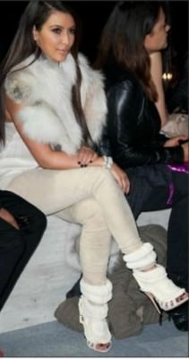 kim kardashian în sandale de 6000 de dolari la paris fashion week
