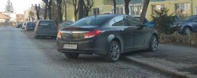 topul mârlanilor: opel insignia cu numere de bucurești parcat pe trotuar la poliție