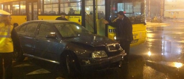 video foto a intrat mort de beat cu mașina într-un autobuz în giratoriu de lângă sala transilvania