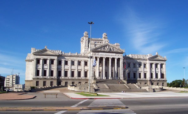 palatul prezidential din uruguay, pentru care peşedintele în exerciţiu nu a renunţat la ferma lui.