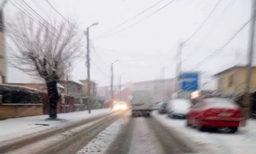 multe străzi din oraș sunt în continuare acoperite de zăpadă