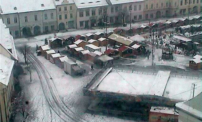 târgul de crăciun a fost acoperit de zăpadă. captură: sibiu.ro