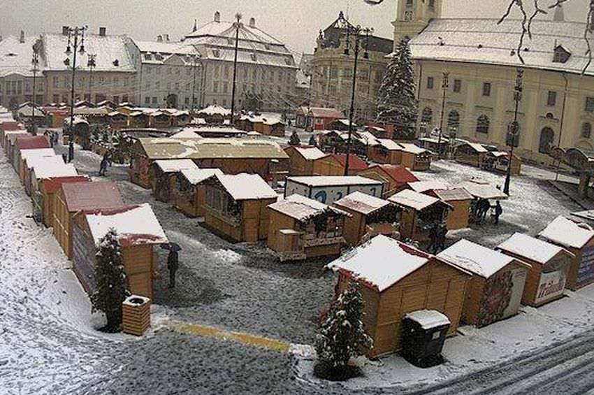 târgul de crăciun a fost acoperit de zăpadă. captură: sibiu.ro