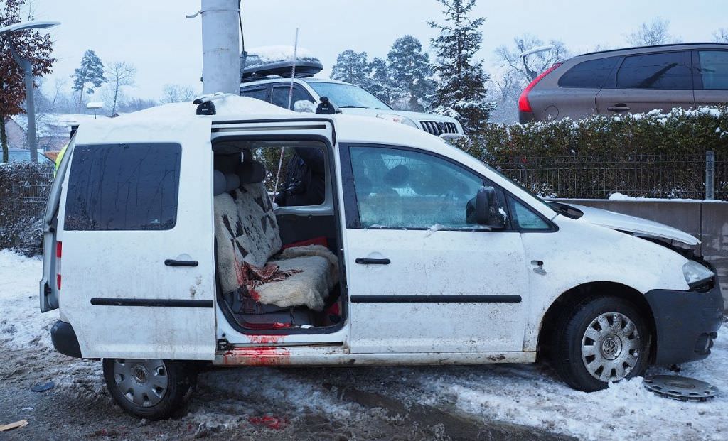 mașina s-a izbit puternic de stâlp, iar unul dintre pasageri a fost dus în comă la spital.
