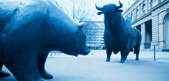 bear and bull sculptures outside the frankfurt stock exchange