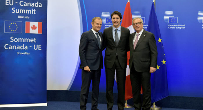 donald tusk, presedintele consiliului european stânga, prim ministrul canadei, justin trudeau și președintele comisiei europene jean-claude juncker după semnarea tratatului