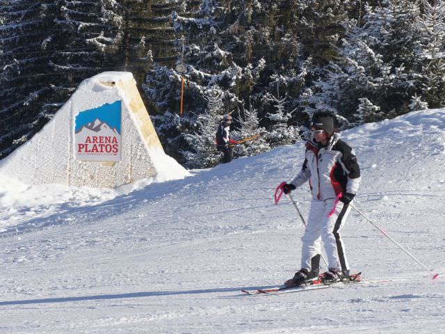 arena platoș se inaugurează oficial vineri. schiorii și snowboarderii schiază gratis pe nocturnă!
