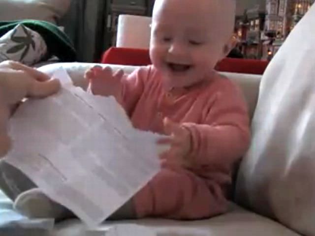video - un bebeluş care râde face senzaţie pe internet. vezi filmulețul!