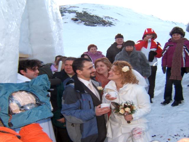 doi englezi se căsătoresc vineri la biserica de gheaţă de la bâlea lac