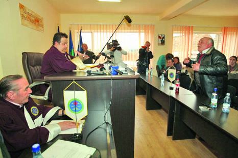 video - staborul tiganesc a judecat un caz online la tribunalul romilor din sibiu