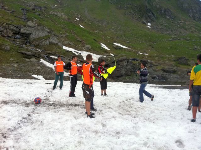 video – distracție, fotbal pe zăpadă și concursuri trăsnite la serbările estivale ale zăpezii