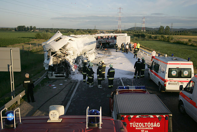 video-foto update: un autocar atlassib s-a ciocnit de un camion în ungaria. 4 romani morti, 23 de raniti