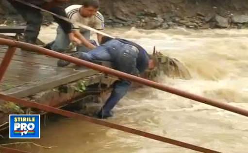 video - peste 70 de hectare de teren inundate, familii ramase pe drumuri. potopul a maturat judetul sibiu