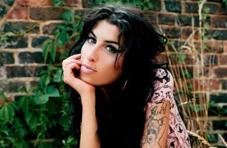 video - a murit amy winehouse. ascultă cele mai cunoscute melodii ale ei