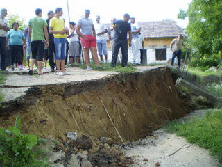 case în pericol de prăbuşire la copşa mică din cauza alunecărilor de teren