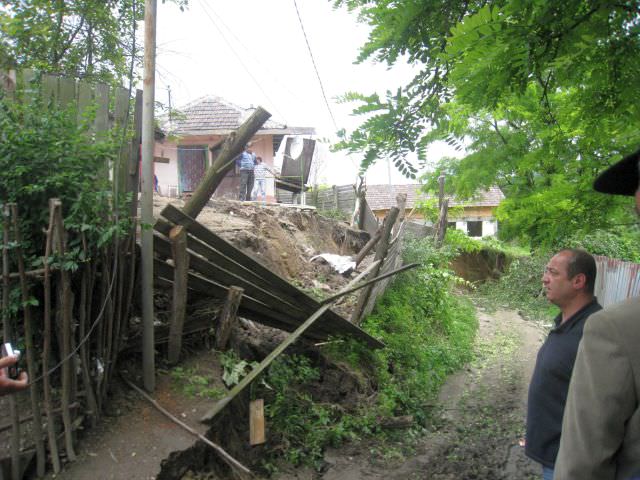foto - alunecările de teren de la copşa mică s-au agravat. opt case în pericol de prăbuşire