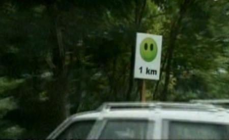 video - feţe înfuriate şi zâmbitoare pe post de semne de circulaţie, pe drumul sibiu - agnita
