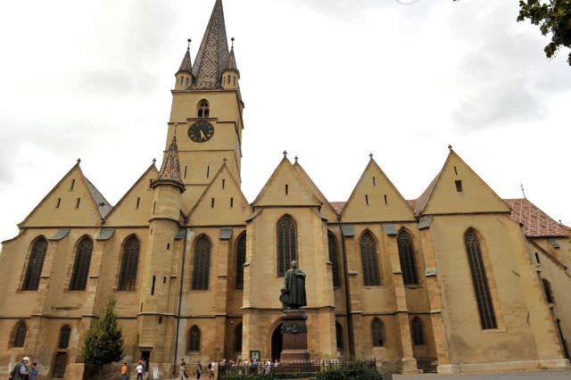 încep lucrările de restaurare a bisericii evanghelice din centrul sibiului în valoare de 12 milioane lei