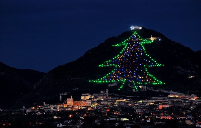 foto: papa a aprins luminiţele de pe cel mai mare brad de crăciun din lume, cu ajutorul internetului