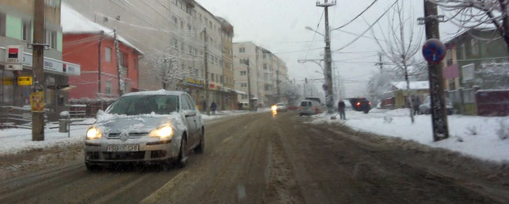foto: prima ninsoare dă traficul peste cap la sibiu în cartiere. update info şi video