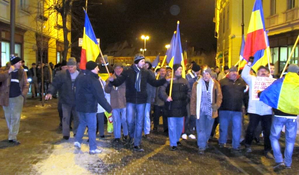 live video: protestatarii s-au adunat din nou la sibiu pentru a cincea zi de proteste! update foto